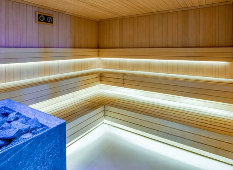 W strefie wellness: sauna sucha, łaźnia parowa i wypoczywalnia