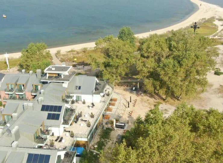 Hotel jest położony tuż przy plaży, od morza dzieli go 15 metrów