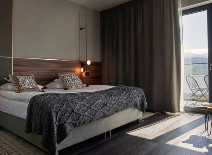 Do dyspozycji Gości oddano przestronne pokoje i apartamenty