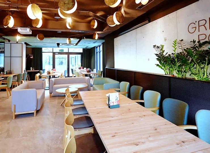 Restauracja serwuje wykwintne dania kuchni lokalnej i międzynarodowej