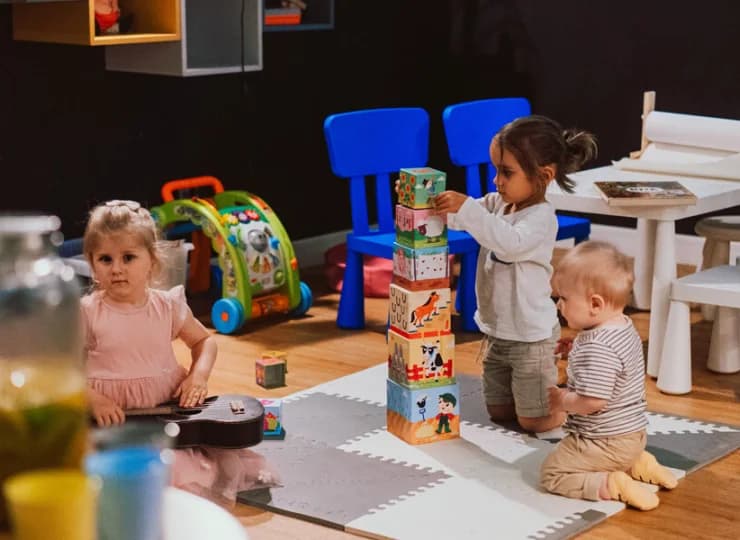 Jest także kącik zabaw z zabawkami dla najmłodszych