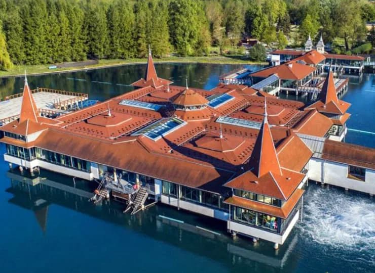 Hotel znajduje się bardzo blisko jeziora termalnego Heviz