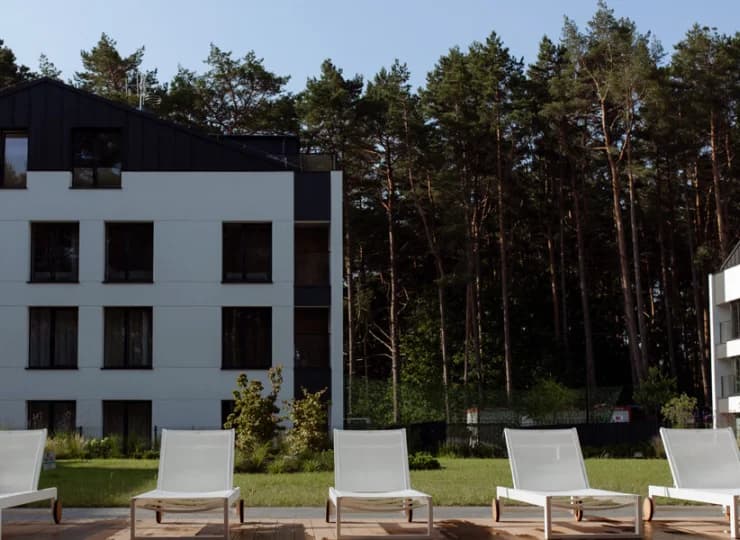 Apartamenty są położone zaledwie 400 m od plaży i otoczone lasem