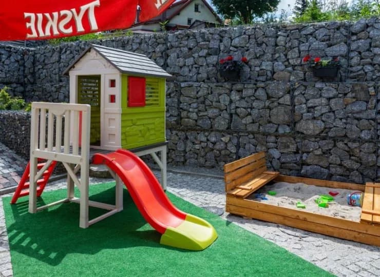 Dodatkowo na zewnątrz znajduje się mini plac zabaw