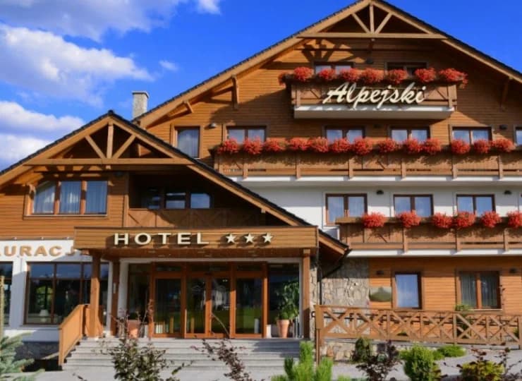 Hotel Alpejski to zadbany obiekt wybudowany w stylu tyrolskim