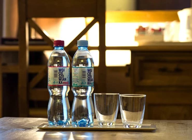 W pokojach comfort i deluxe dodatkowo jest czajnik