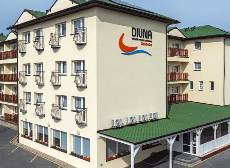 Przy ośrodku znajduje się parking oraz deptak spacerowy