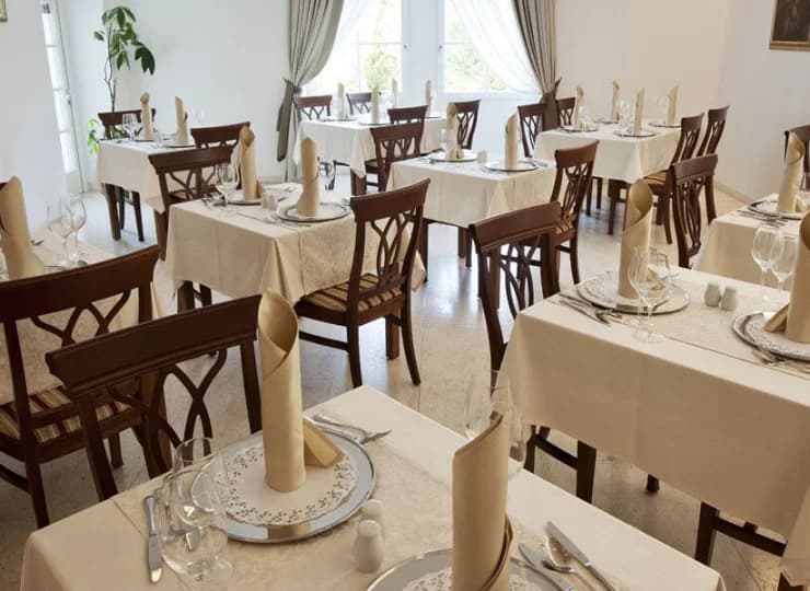 W mniejszej restauracji Sofija są serwowane dania z karty