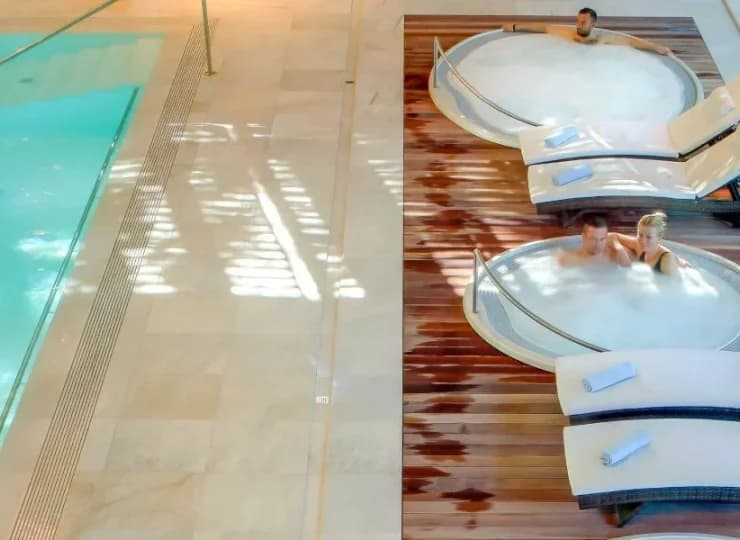 W strefie basenowej znajdują się także wanny jacuzzi