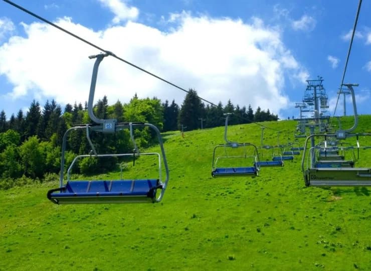 Obiekt jest położony 400 metrów od Zieleniec Ski Arena