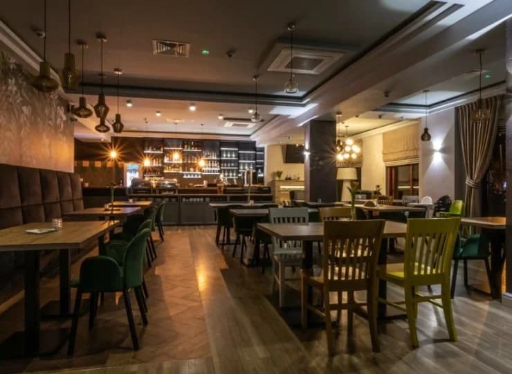 Klimatyczna restauracja serwuje dania kuchni polskiej i europejskiej