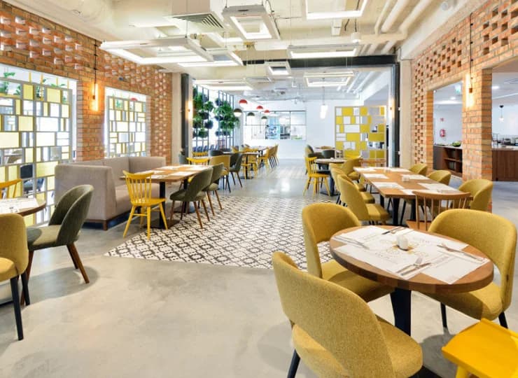 Nowoczesne wnętrza restauracji robią miłe wrażenie