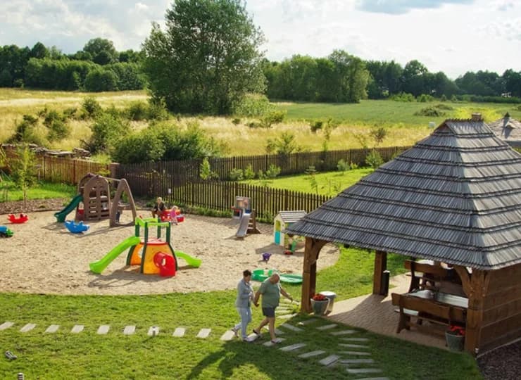 Na dzieci czeka atrakcyjny plac zabaw, a tuż obok wiata grillowa