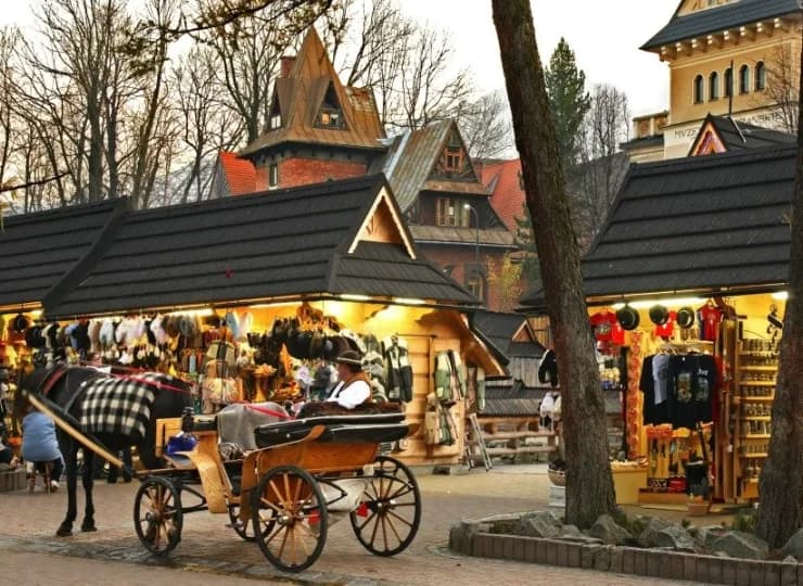 Obiekt znajduje się niespełna 2 km od Krupówek