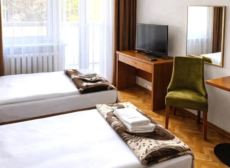 Ośrodek dysponuje pokojami dla 2 oraz 3 osób