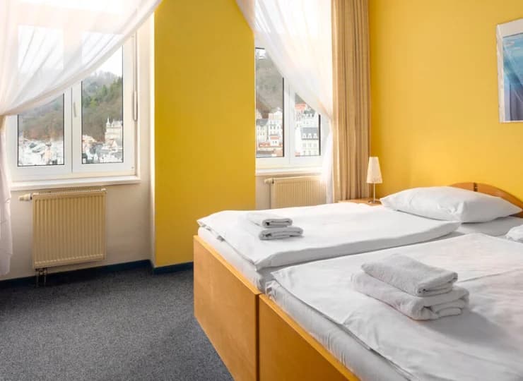 Pokoje są wyposażone w lodówkę, TV, wifi, sejf