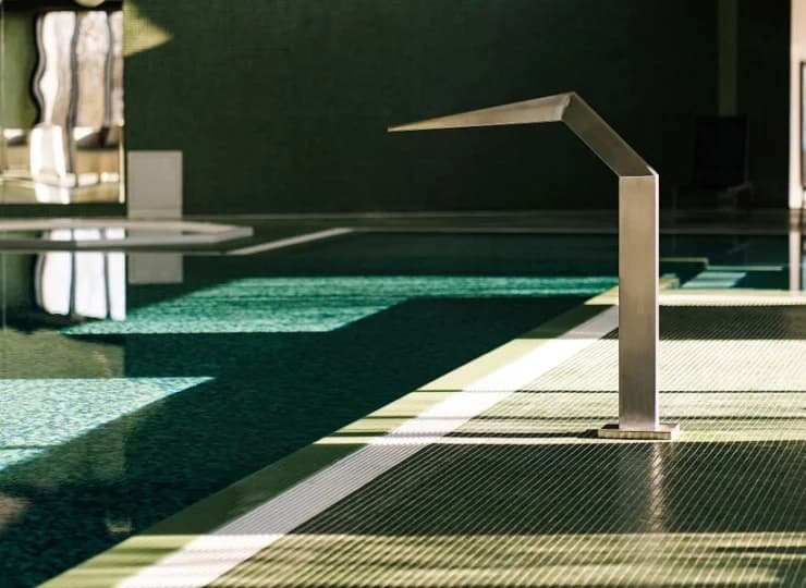 Obok głównego basenu mieści się jacuzzi oraz płytka strefa dla dzieci
