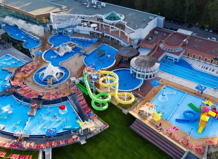 Goście hotelu mogą korzystać z pełnego atrakcji kompleksu Term Uniejów
