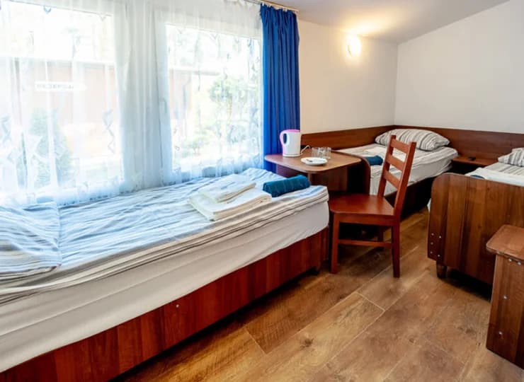 W pokoju typu studio są łóżka, TV, czajnik, stolik kawowy i łazienka
