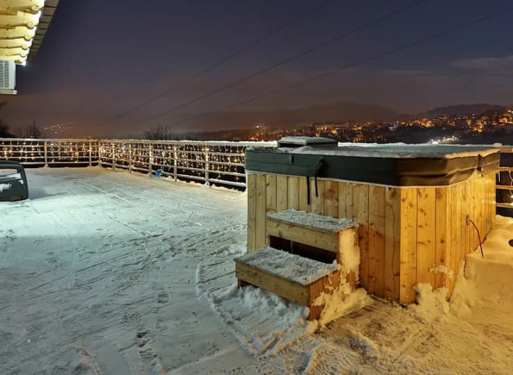 Na tarasie znajduje się zewnętrzne jacuzzi