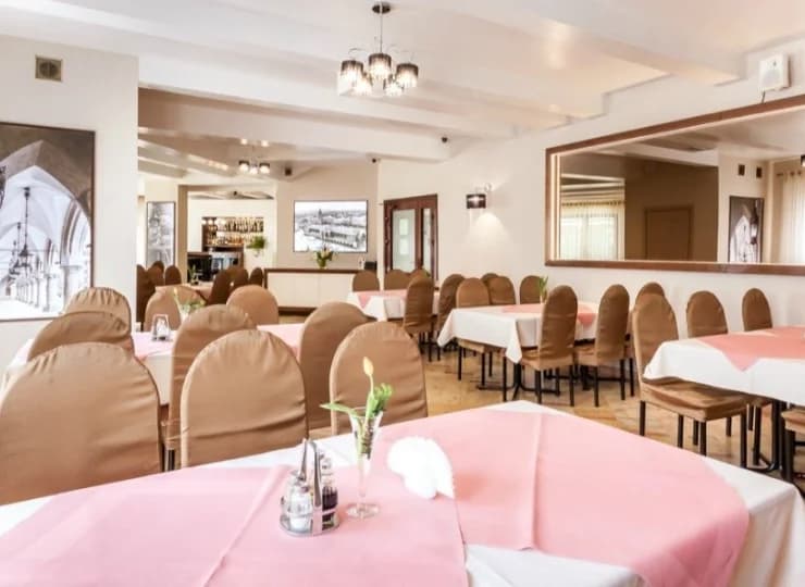 W hotelowej restauracji serwuje się dania kuchni staropolskiej i międzynarodowej