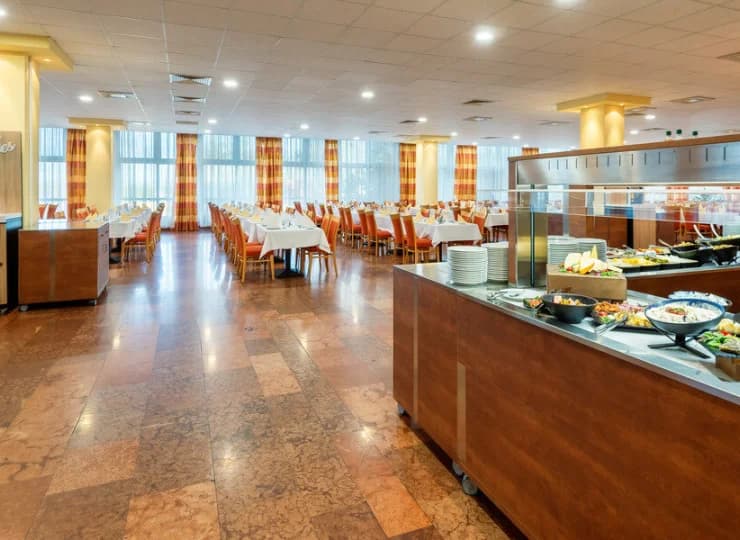 Śniadania są podawane w formie bufetu
