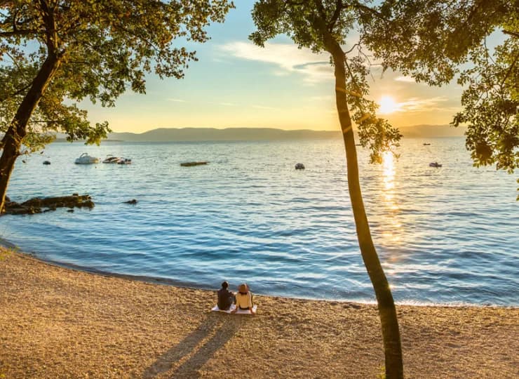 Aminess Atea Camping Resort jest położony przy pięknej adriatyckiej plaży