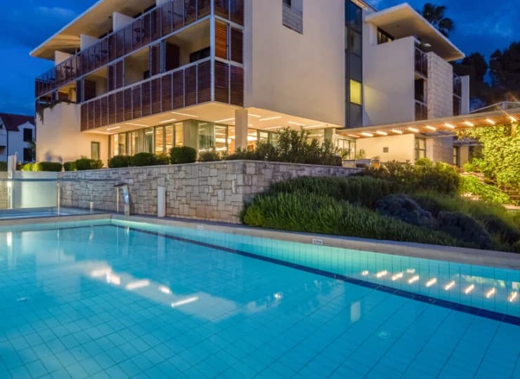 Resort posiada zewnętrzny basen dostępny przez kilka ciepłych miesięcy
