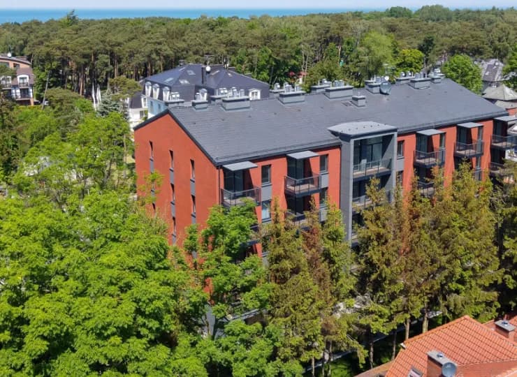 Apartamenty znajdują się w spokojnej i pełnej zieleni okolicy