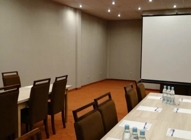 Na terenie obiektu jest dobrze wyposażona sala konferencyjna