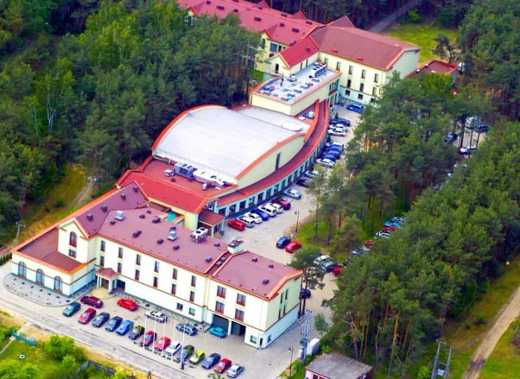 Hotel jest otoczony lasem