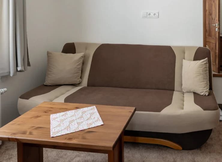 W pokoju dziennym stoi sofa