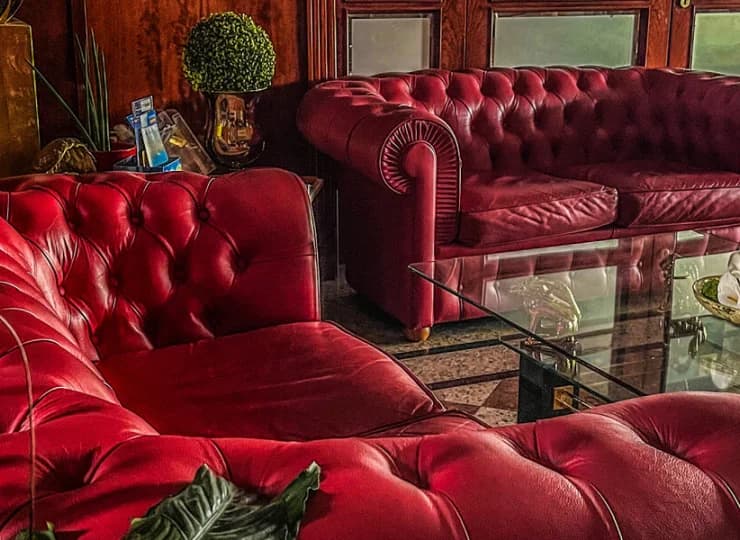 W lobby hotelu znajdują się wygodne siedziska