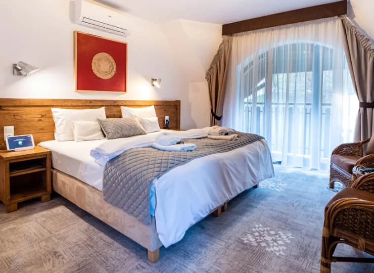W oddalonym o 50 m od hotelu budynku urządzono przestronne apartamenty 2-os.