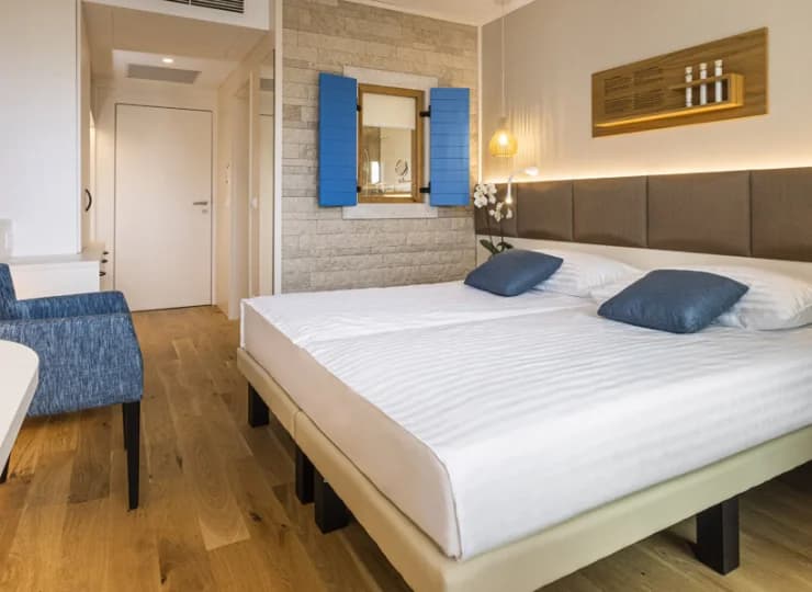 Pokoje są klimatyzowane, wyposażone w wifi, minibar, sejf
