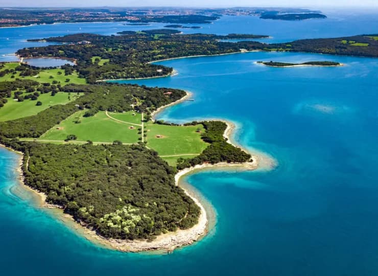 Hotel Neptun jest położony na wyspie w archipelagu Brijuni