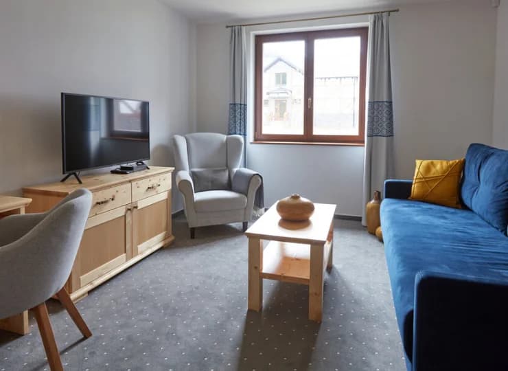 Apartament ma osobną sypialnię i salon z rozkładaną sofą