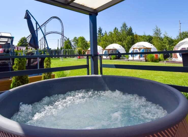 Z tutejszego jacuzzi widać rollercoastery
