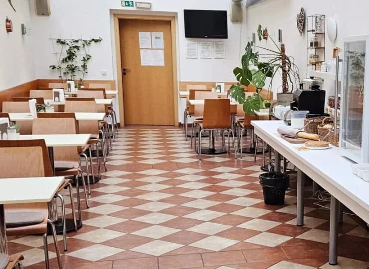 Śniadanie jest podawane w jasnej sali