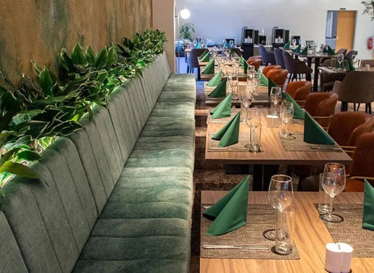 Jest restauracja bufetowa oraz specjalizująca się w kuchni śródziemnomorskiej