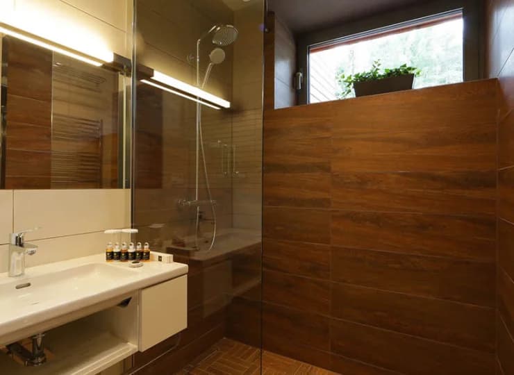 Łazienka z prysznicem i kosmetykami hotelowymi (pokój standard)