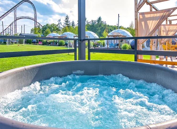 Zewnętrzna strefa wellness składa się z saun i jacuzzi