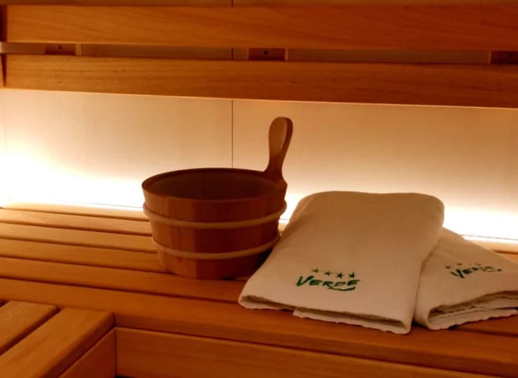 Dostępne są: basen, jacuzzi, sauna, łaźnia parowa oraz solarium