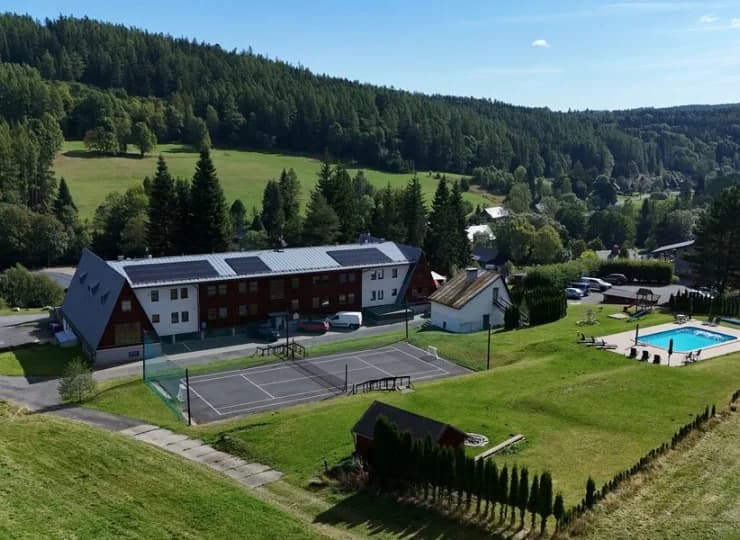 Brans to hotel w Jesionikach z basenem zewnętrznym i kortem tenisowym