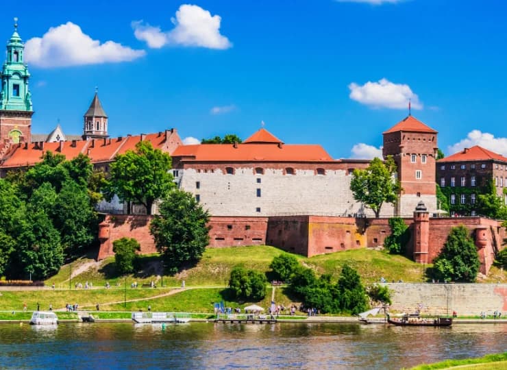 Jest zlokalizowany około 2 km od Wawelu i 2,5 km od Kazimierza