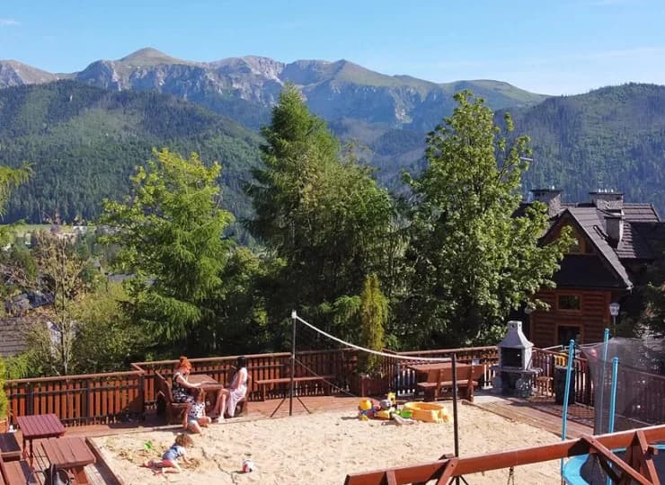 Obok domów jest zielony teren rekreacyjny z wiatą, placem zabaw