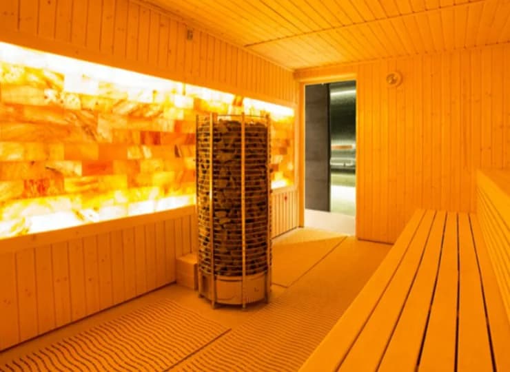 W strefie SPA znajdują się m.in. basen solankowy, jacuzzi, sauna, laconium
