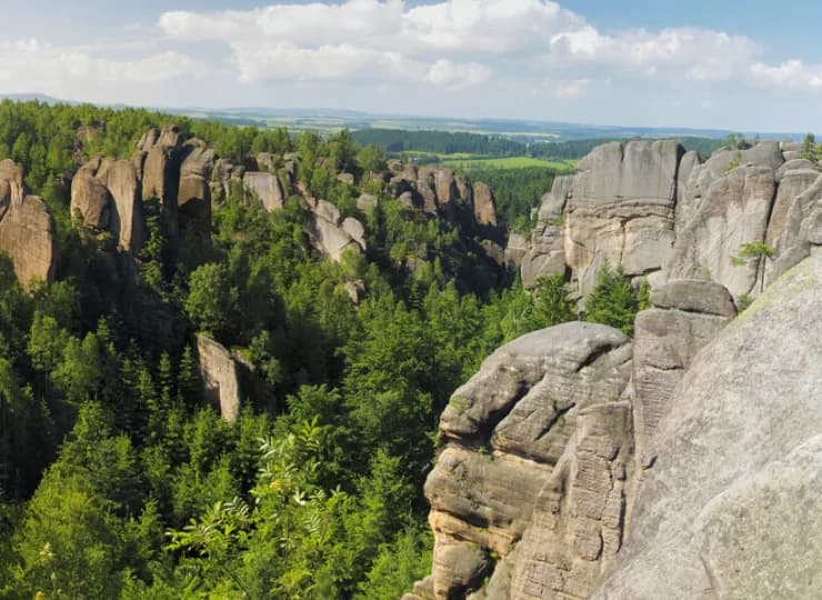 W okolicy zachwycają formy skalne, np. Broumowske Ściany