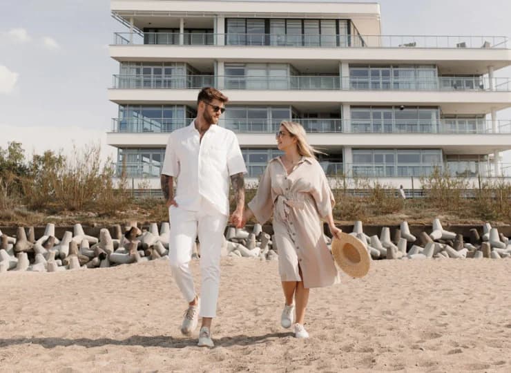 Apartamentowiec znajduje się tuż przy plaży