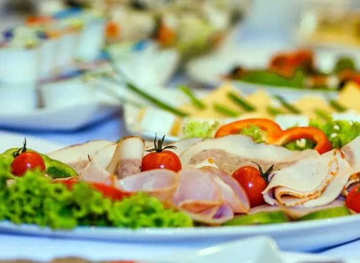 Śniadania są podawane w formie urozmaiconego bufetu szwedzkiego